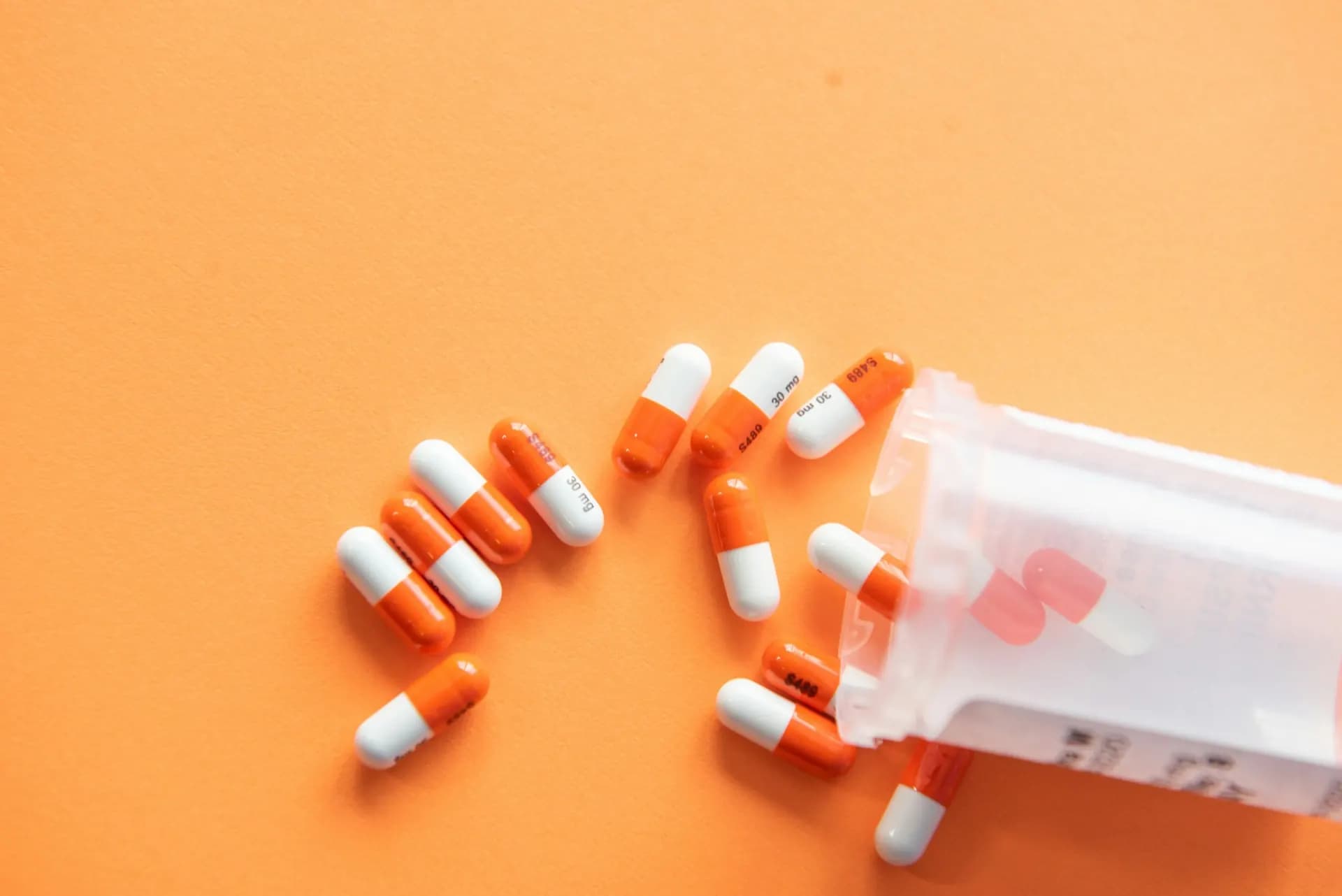 Interno ordinato di una farmacia